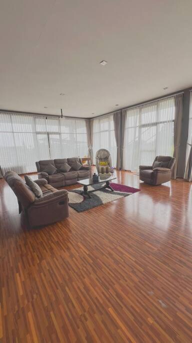 Mimi Castle Full Ac 1200M2 Private Villa Dan Pool Parongpong Lembang Cihanjuang Exterior photo