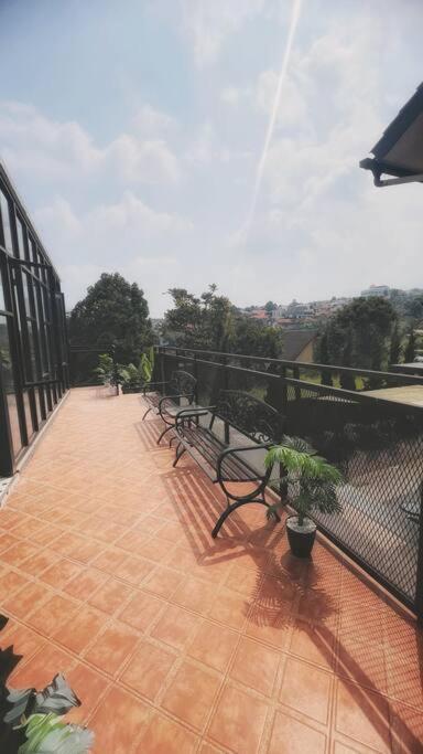 Mimi Castle Full Ac 1200M2 Private Villa Dan Pool Parongpong Lembang Cihanjuang Exterior photo