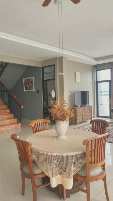Mimi Castle Full Ac 1200M2 Private Villa Dan Pool Parongpong Lembang Cihanjuang Exterior photo