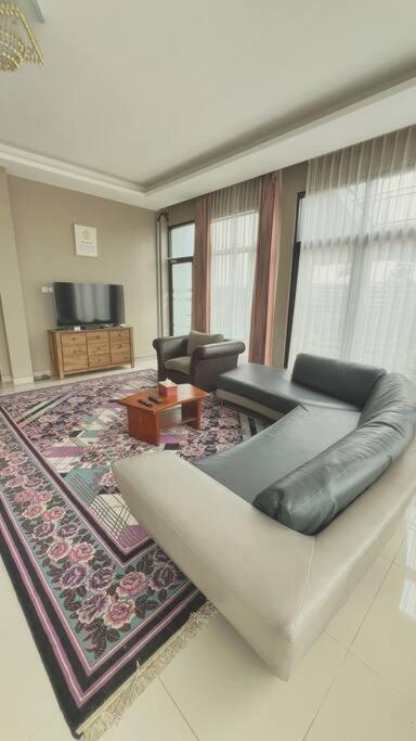 Mimi Castle Full Ac 1200M2 Private Villa Dan Pool Parongpong Lembang Cihanjuang Exterior photo