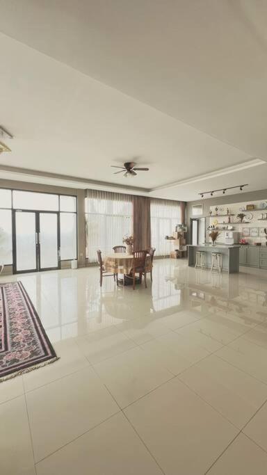 Mimi Castle Full Ac 1200M2 Private Villa Dan Pool Parongpong Lembang Cihanjuang Exterior photo