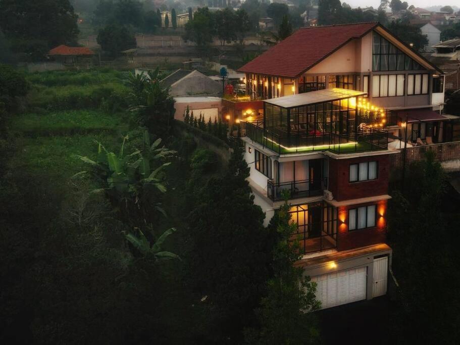 Mimi Castle Full Ac 1200M2 Private Villa Dan Pool Parongpong Lembang Cihanjuang Exterior photo