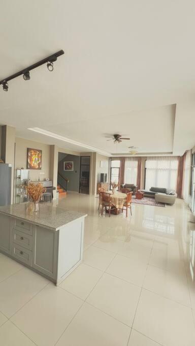 Mimi Castle Full Ac 1200M2 Private Villa Dan Pool Parongpong Lembang Cihanjuang Exterior photo